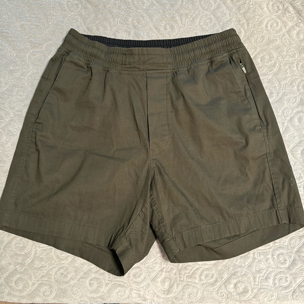 Men’s Lululemon 5” shorts olive green